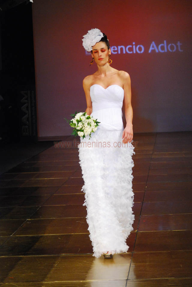 Vestido de novia strapless drapeado falda con volados Laurencio Adot